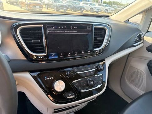 Used 2023 Chrysler Pacifica Touring-L FWD image 14