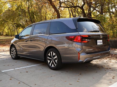 Certified 2025 Honda Odyssey EX-L image 7