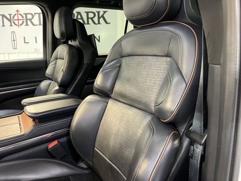 Used 2025 Lincoln Navigator Black Label image 12