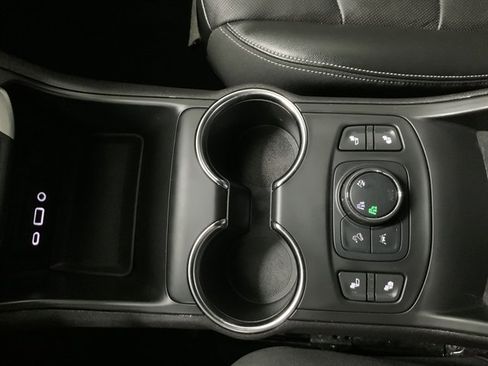 Used 2024 GMC Terrain SLT image 35