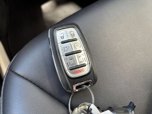 Used 2024 Chrysler Pacifica Touring-L FWD image 17