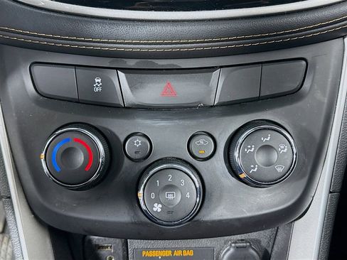Used 2020 Chevrolet Trax LT w/ LT Convenience Package image 17