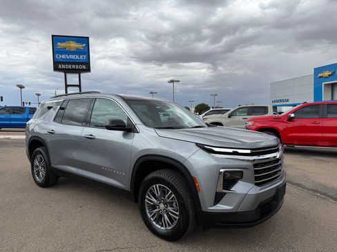 Used 2025 Chevrolet Traverse LT FWD image 3