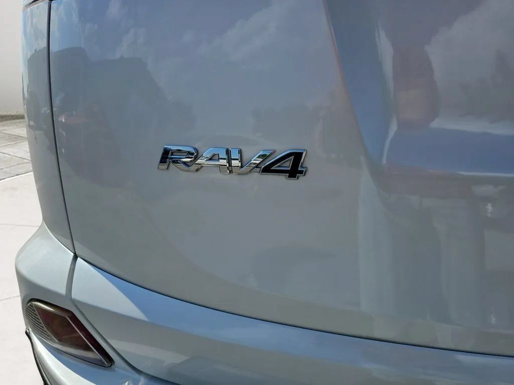 Used 2018 Toyota RAV4 Limited AWD/4WD image 32