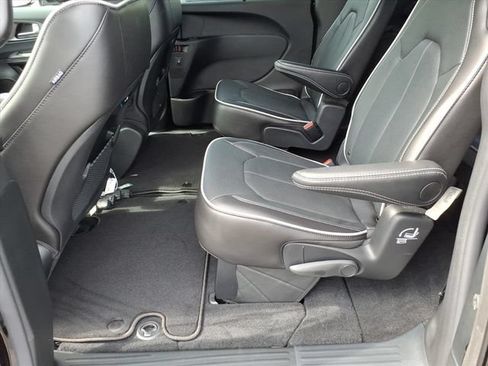 New 2027 Chrysler Pacifica Limited FWD image 15