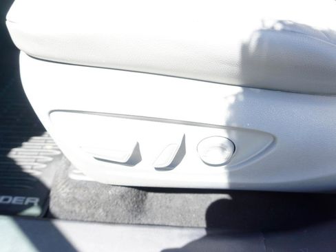 Used 2021 Toyota Highlander XLE AWD/4WD image 19