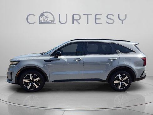 Used 2022 Kia Sorento EX w/ Panoramic Sunroof Package FWD image 2