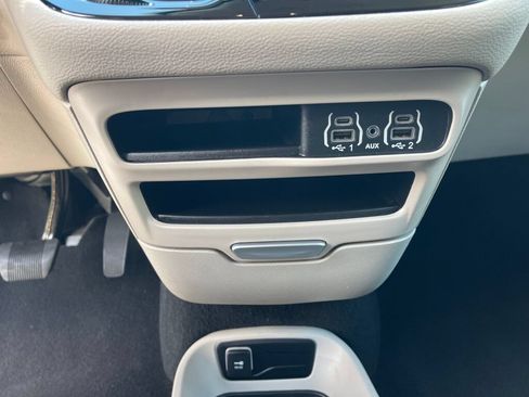 Used 2024 Chrysler Pacifica Limited FWD image 14