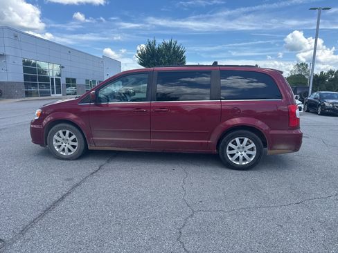 Used 2016 Chrysler Town & Country LX FWD image 8