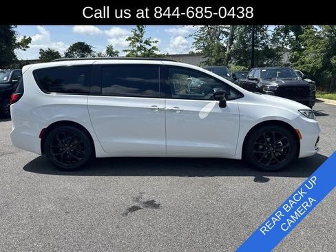 Certified 2026 Chrysler Pacifica Limited w/ S Appearance Package FWD image 4