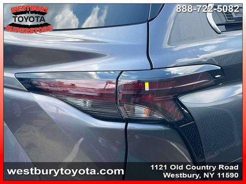 Used 2024 Toyota Sienna XLE FWD image 13