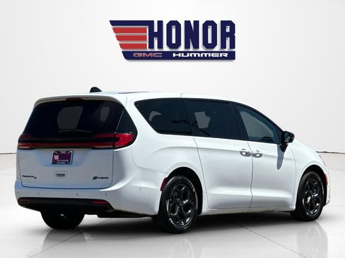 Used 2024 Chrysler Pacifica Limited FWD image 4