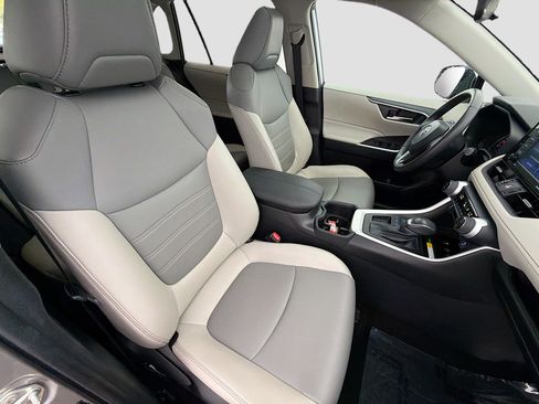 Used 2022 Toyota RAV4 XLE Premium image 14