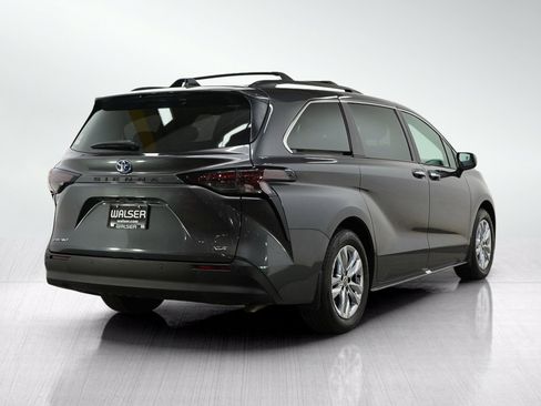 Used 2025 Toyota Sienna XLE w/ XLE Plus Package AWD/4WD image 5