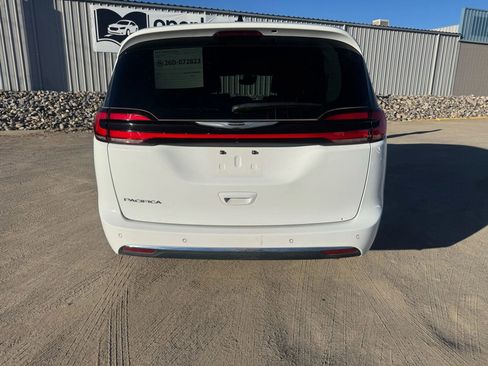 Used 2024 Chrysler Pacifica Touring-L image 6
