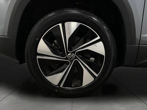 Used 2025 Volkswagen Taos SE image 12