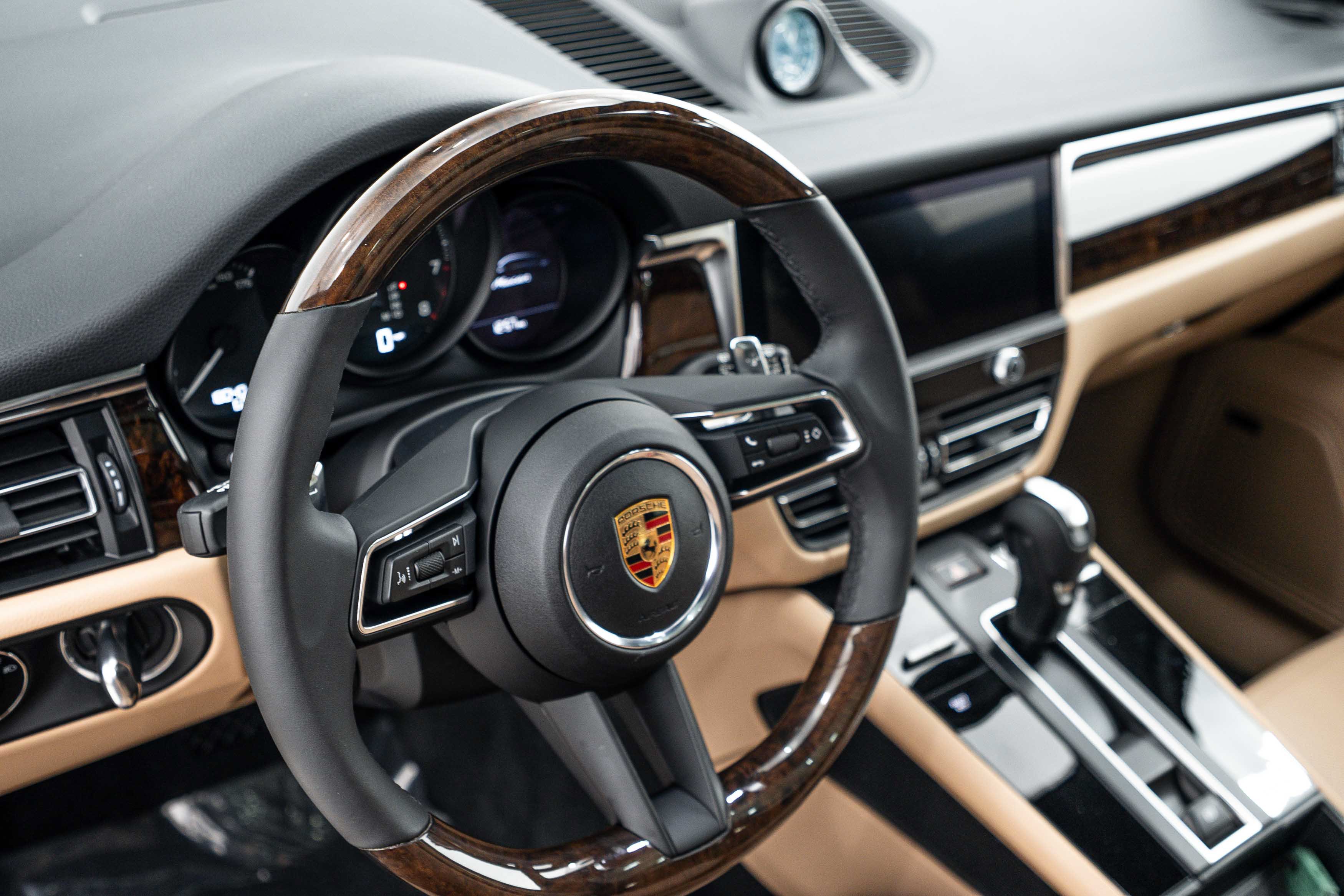 Certified 2025 Porsche Macan AWD/4WD image 15