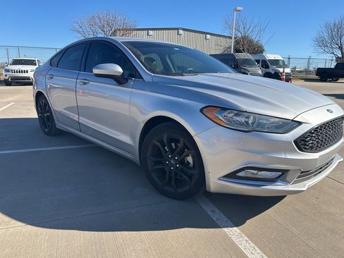 Used 2017 Ford Fusion SE w/ Equipment Group 201A image 2