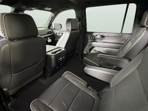 Certified 2025 Chevrolet Suburban Premier image 29