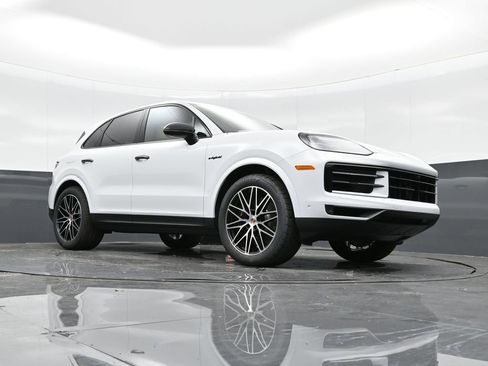 Used 2025 Porsche Cayenne E-Hybrid AWD/4WD image 40