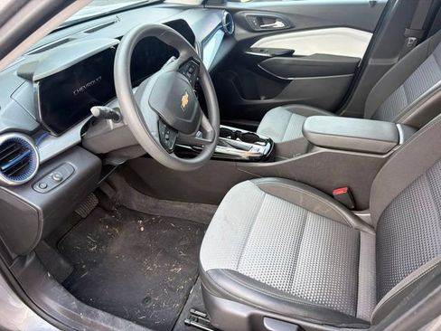 Used 2025 Chevrolet Trax LT FWD image 21