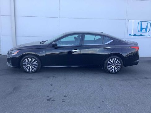 Used 2024 Nissan Altima 2.5 SV FWD image 2