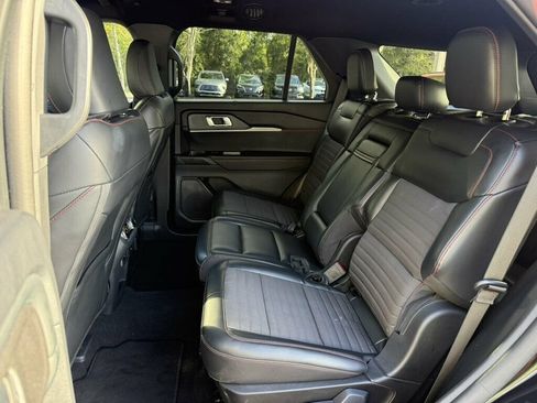 Used 2025 Ford Explorer ST-Line w/ ST-Line Street Pack AWD/4WD image 7