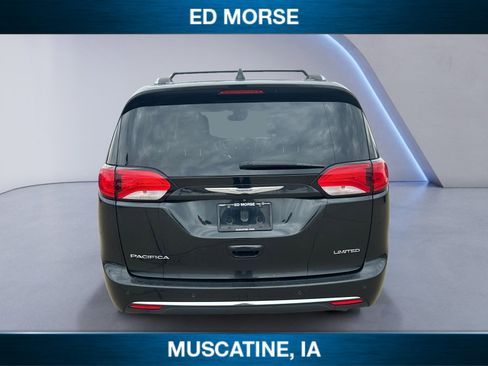 Used 2017 Chrysler Pacifica Limited image 4