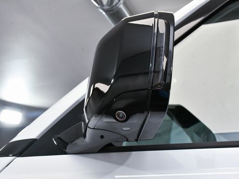 Used 2025 Land Rover Defender 110 S image 81