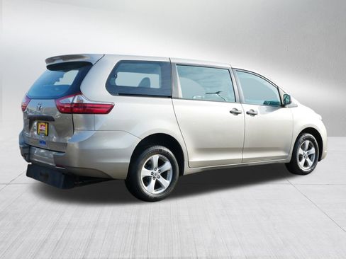 Used 2015 Toyota Sienna L image 7