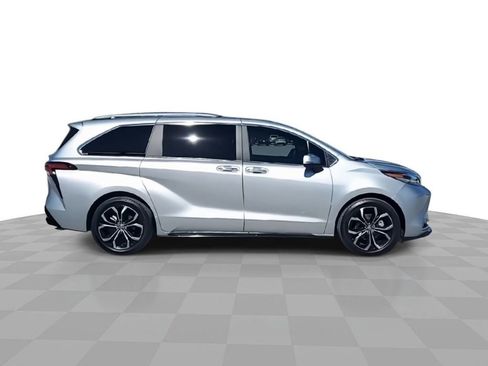 Used 2025 Toyota Sienna Platinum image 9