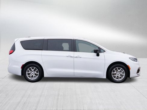 Used 2024 Chrysler Pacifica Touring-L image 2