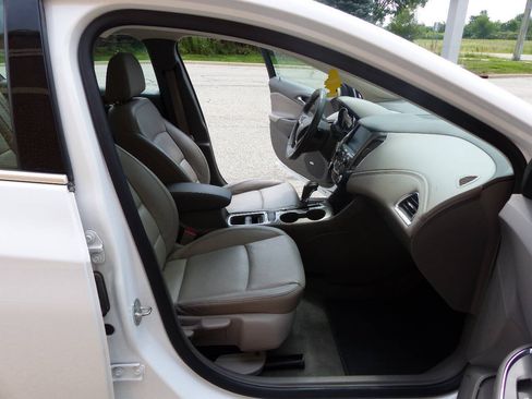 Used 2018 Chevrolet Cruze Premier FWD image 45