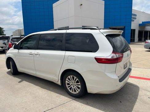 Used 2017 Toyota Sienna XLE Premium FWD image 3