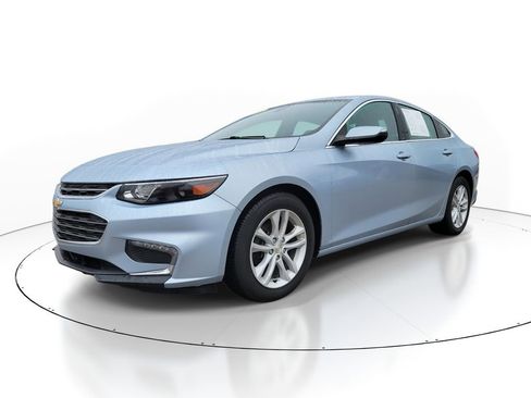 Used 2018 Chevrolet Malibu LT w/ Leather Package FWD image 2