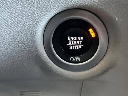 Used 2023 Chrysler Pacifica Touring-L FWD image 32