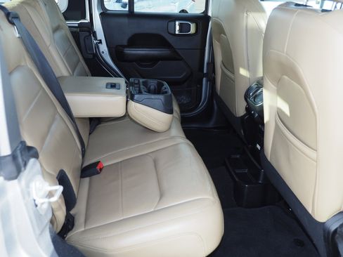 Used 2018 Jeep Wrangler Unlimited Sahara image 20