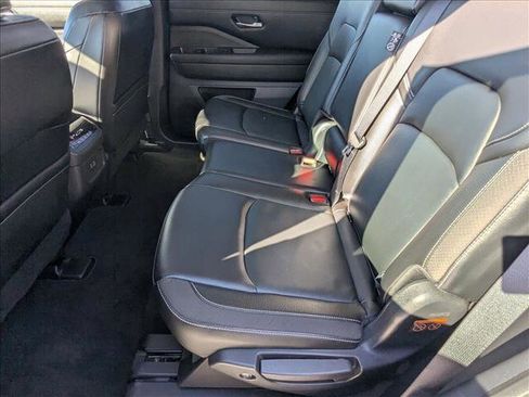 Used 2022 Nissan Pathfinder SL image 18