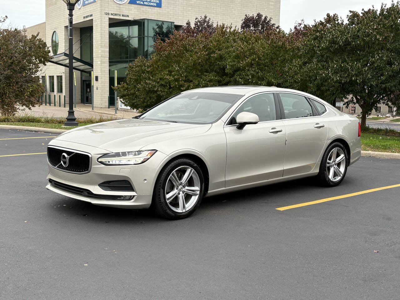 Used 2017 Volvo S90 T5 Momentum w/ Convenience Package FWD image 4
