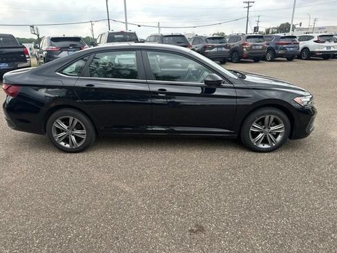 Used 2024 Volkswagen Jetta SE FWD image 2