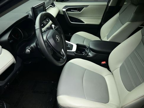 Used 2020 Toyota RAV4 XLE Premium image 19