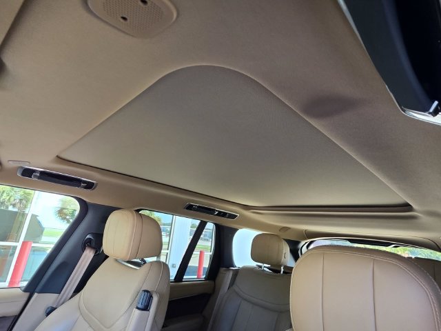 Used 2024 Land Rover Range Rover SE AWD/4WD image 7