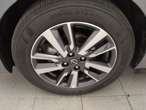 Used 2025 Nissan Versa SV FWD image 31