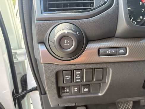 Used 2024 Nissan Titan PRO-4X w/ Pro-4x Convenience Package AWD/4WD image 17