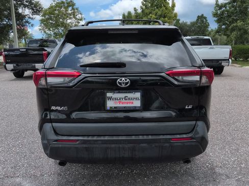 Used 2021 Toyota RAV4 LE FWD image 5