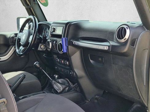 Used 2015 Jeep Wrangler Unlimited Rubicon w/ Connectivity Group AWD/4WD image 20