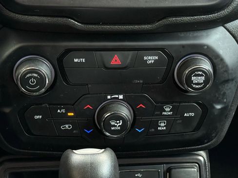 Used 2019 Jeep Renegade Latitude w/ UConnect 8.4 Nav Group image 51