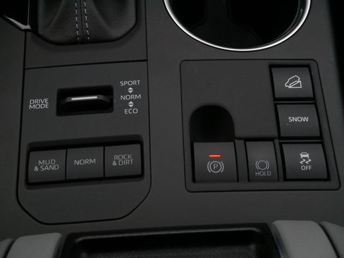 Used 2024 Toyota Highlander XLE image 25