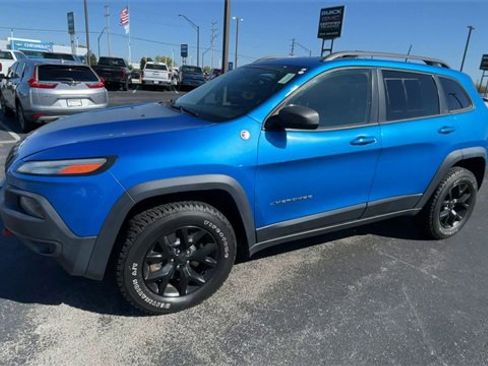 Used 2017 Jeep Cherokee Trailhawk image 6
