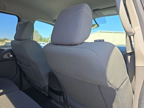 Used 2017 Nissan Frontier SV image 11